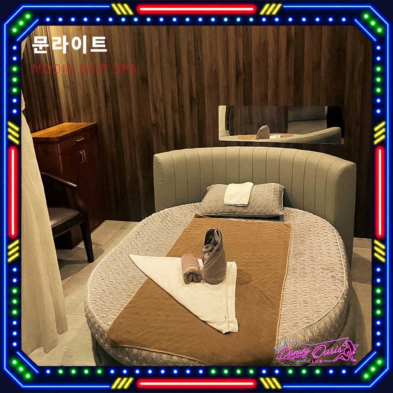 다낭 시내에 위치한 문라이트 호텔 안 문라이트 스파의 룸과 정리가 잘된 침대