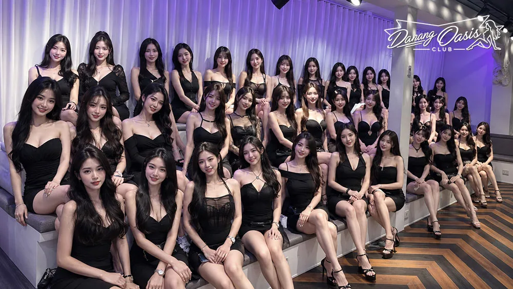 다낭의 한 토킹바에서 대기중인 접객원들이 카메라를 향해 웃고 있는 모습